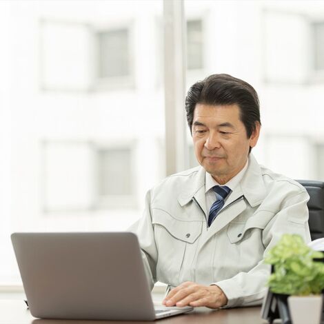 パソコンを打つ社長